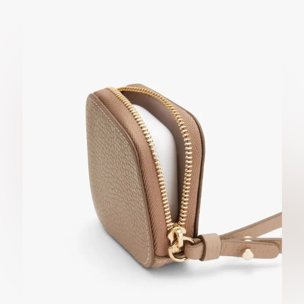 CUYANA Pebbled Leather Airpod Case in Beige